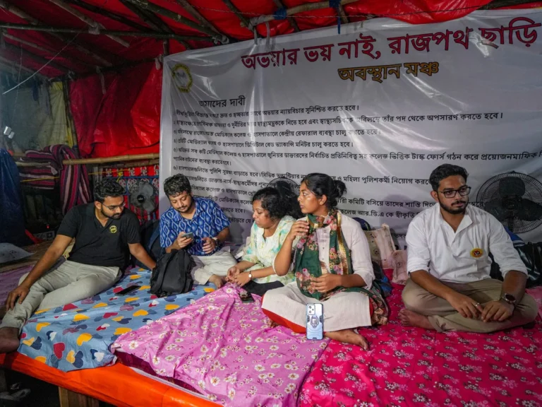 जूनियर डॉक्टरों का आमरण अनशन: राज्य सरकार पर दबाव बढ़ा