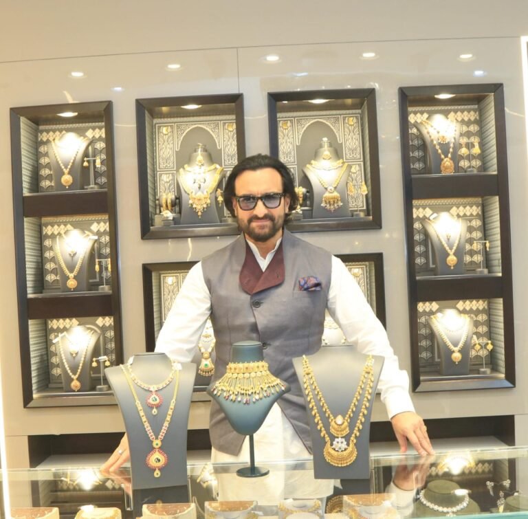सैफ अली खान ने गुरुग्राम के एंबियंस मॉल में कल्याण ज्वैलर्स का नया शोरूम खोला